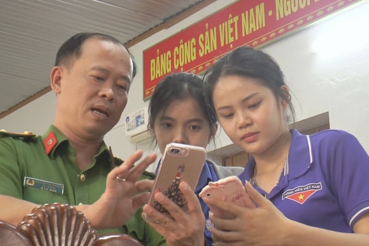 Công an huyện Thăng Bình hướng dẫn học sinh tích hợp thẻ bảo hiểm y tế