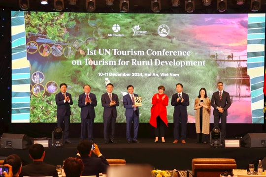 Trao chứng nhận làng du lịch tốt nhất năm 2024 cho làng rau Trà Quế