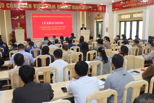 Tây Giang mở lớp bồi dưỡng cập nhật kiến thức cho cán bộ lãnh đạo, quản lý