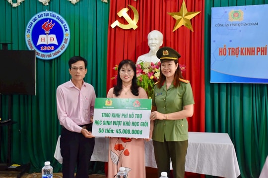 Trao hỗ trợ 3 học sinh vượt khó của Trường THPT Hiệp Đức