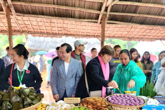 Phó Tổng Thư ký UN Tourism cùng hàng trăm đại biểu quốc tế trải nghiệm làng du lịch tốt nhất Trà Quế