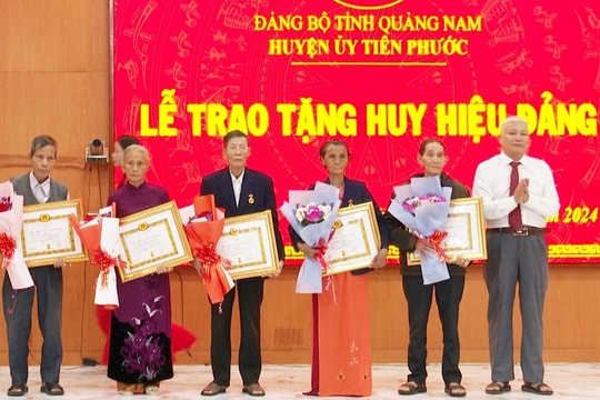 Huyện ủy Tiên Phước trao Huy hiệu Đảng đợt 7/11 cho 6 đảng viên