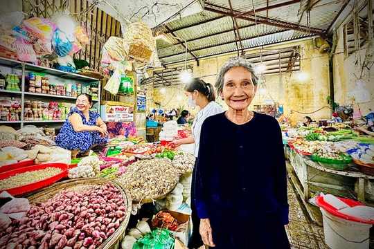 Phố trong mắt mẹ