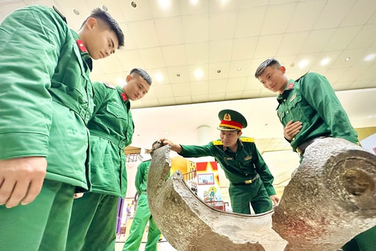 Học sinh, chiến sĩ quân đội xúc động xem kỷ vật thời chiến
