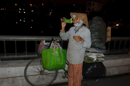 Bóng các chị đồng nát về đêm