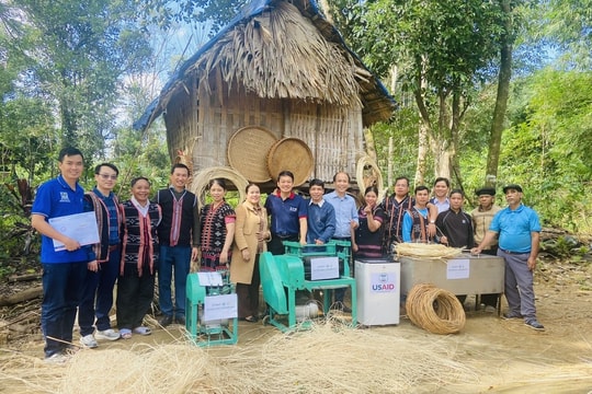 Bàn giao thiết bị, máy móc hỗ trợ sản xuất mây tre đan cho tổ hợp tác Cơ Tu ở Đông Giang