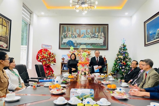 Ban Dân vận Tỉnh ủy Quảng Nam thăm, chúc mừng các cơ sở tôn giáo nhân lễ Giáng sinh