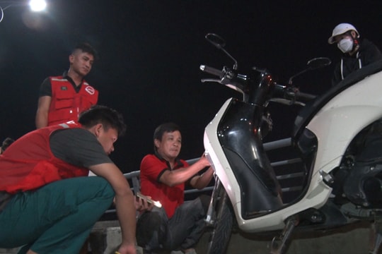 Đội cứu hộ giao thông xuyên đêm ở Tam Kỳ