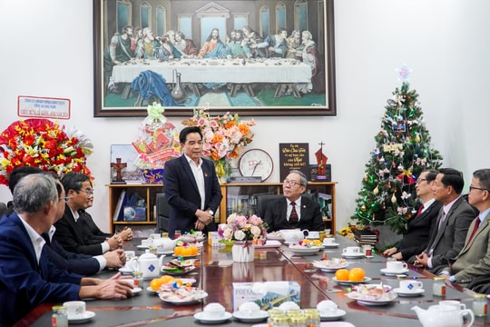 Chủ tịch UBND tỉnh Lê Văn Dũng thăm, chúc mừng Lễ Giáng sinh Ban đại diện Hội thánh Tin lành Quảng Nam
