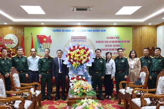 Lãnh đạo Ủy ban MTTQ Việt Nam tỉnh thăm, chúc mừng Bộ Chỉ huy Quân sự tỉnh