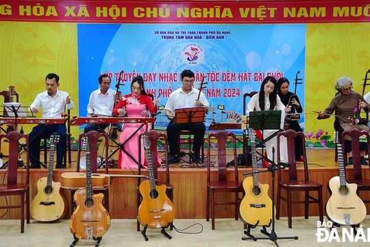 Bế giảng lớp truyền dạy nhạc cụ dân tộc đệm hát chòi