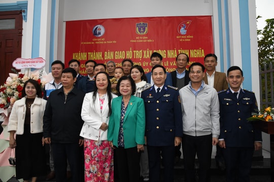 Nguyên Phó Chủ tịch nước Trương Mỹ Hoa trao tặng nhà tình nghĩa cho gia đình quân nhân cảnh sát biển