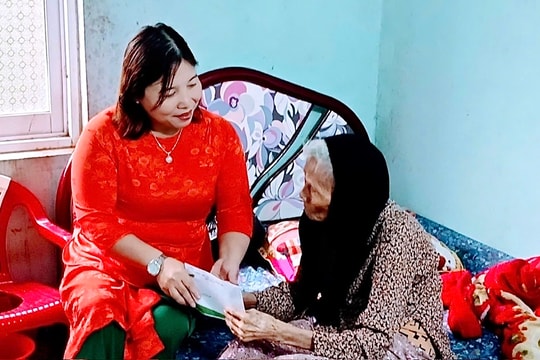 Lãnh đạo huyện Nông Sơn thăm, tặng quà gia đình chính sách