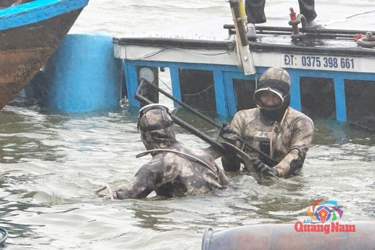[ẢNH] - Trục vớt chiếc phà chìm và phương tiện của người dân ở Tam Hải trong mưa lạnh