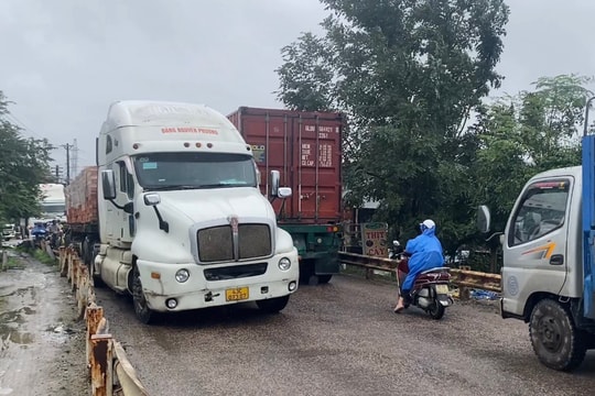 Ùn ứ giao thông qua cầu Phong Thử