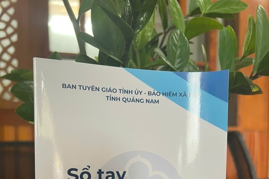 Hội An tiếp nhận 272 cuốn sổ tay tuyên truyền Chỉ thị 39 của Tỉnh ủy về thực hiện chính sách bảo hiểm xã hội