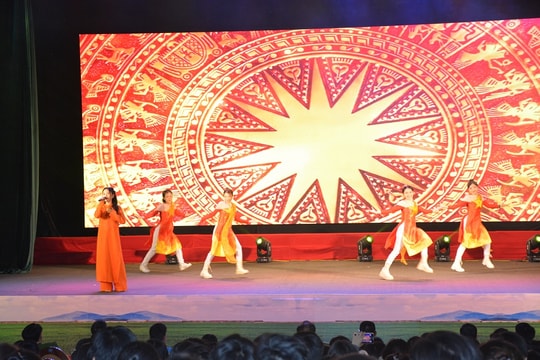 Ca sĩ Phương Mỹ Chi tham gia biểu diễn tuyên truyền phòng chống ma túy tại Quảng Nam