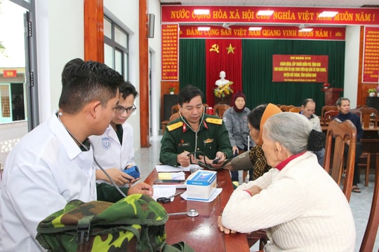 100 chiến sĩ Sư đoàn 315 hành quân làm công tác dân vận tại xã Tam Giang