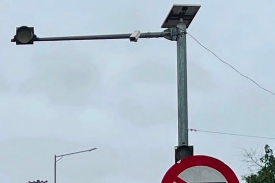 Tăng cường kiểm tra, xử lý xe quá tải qua cầu Phong Thử