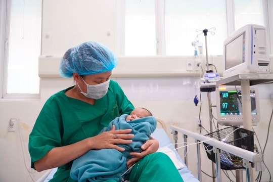 Bệnh viện đa khoa Trung ương Quảng Nam phẫu thuật tim bẩm sinh phức tạp cho bé sơ sinh 25 ngày tuổi
