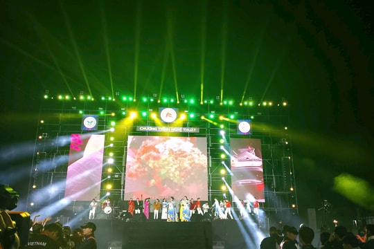 Sôi động đêm nhạc hội đếm ngược đón giao thừa 2024 tại Quảng trường 24/3