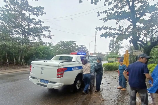 Cảnh sát giao thông dùng xe đặc chủng đưa người dân bị đột quỵ đi cấp cứu