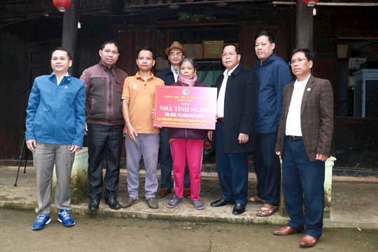 Tây Giang tặng nhà tình nghĩa cho thân nhân Anh hùng lực lượng vũ trang nhân dân