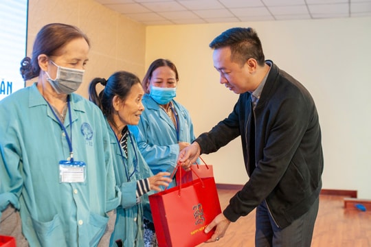 Báo Nhân Dân trao 100 suất quà Tết cho bệnh nhân khó khăn tại Đà Nẵng