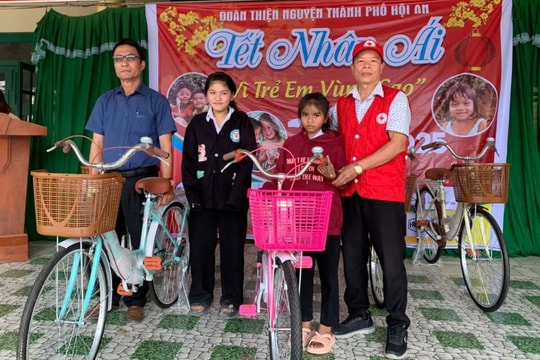 Hơn 350 suất quà tết đến với học sinh vùng cao Nam Giang