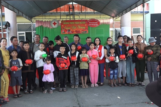 Đội xe ôm Hà Lam nuôi heo đất giúp người nghèo khó