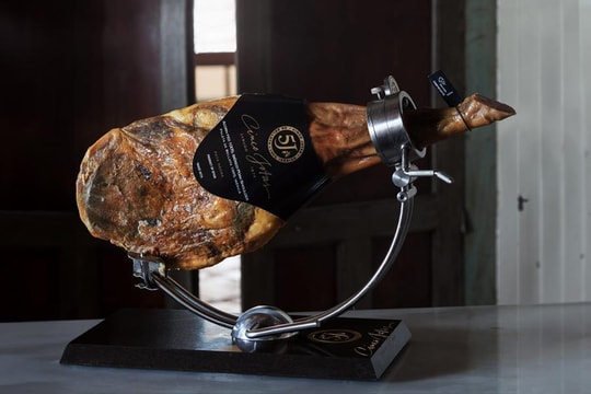 Tết Ất Tỵ 2025: Đùi heo muối Iberico, món quà ẩm thực đẳng cấp dành tặng người thân
