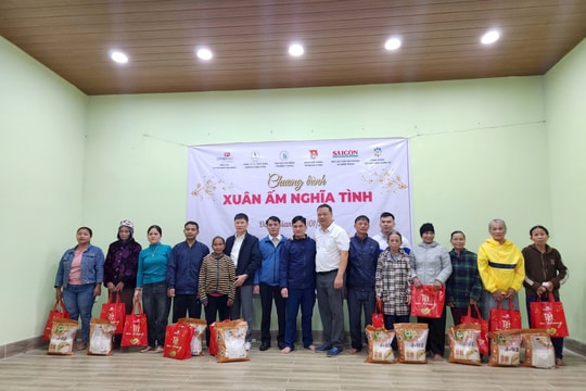 Khám bệnh, trao quà cho nhân dân huyện miền núi Đông Giang