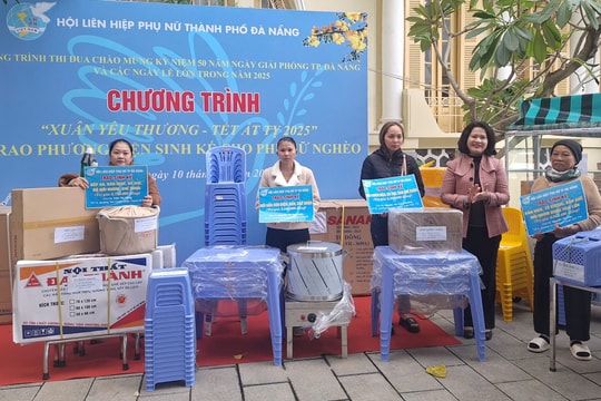 Tặng thẻ bảo hiểm y tế và trao sinh kế cho phụ nữ nghèo, khó khăn