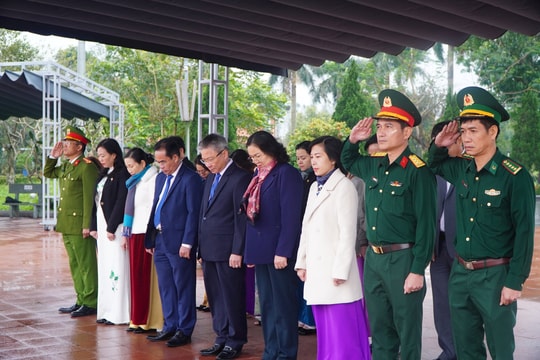 Đoàn đại biểu tỉnh Quảng Nam dâng hương tại Di tích quốc gia đặc biệt Thành cổ Quảng Trị