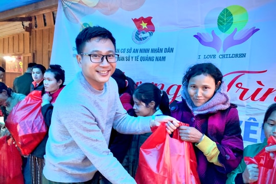 "Xuân yêu thương" đến với học sinh Ca Dong điểm trường Răng Chuỗi (Nam Trà My)