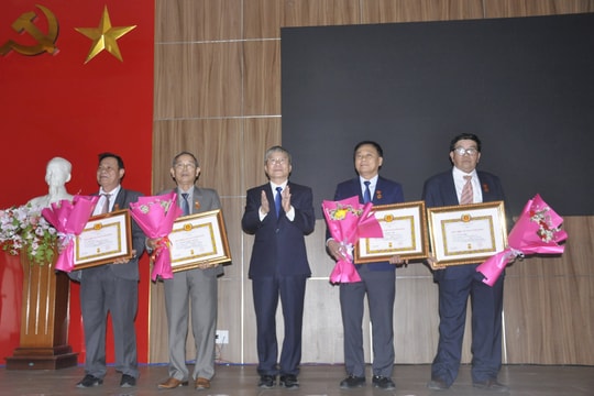 Đảng bộ Khối các cơ quan tỉnh Quảng Nam trao Huy hiệu Đảng cho 18 đảng viên