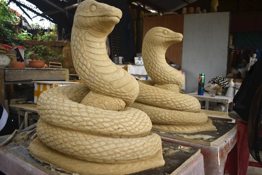 Nghệ nhân làng gốm Nam Diêu thổi hồn vào linh vật rắn