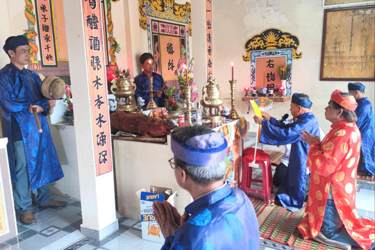 Người cùng về làng