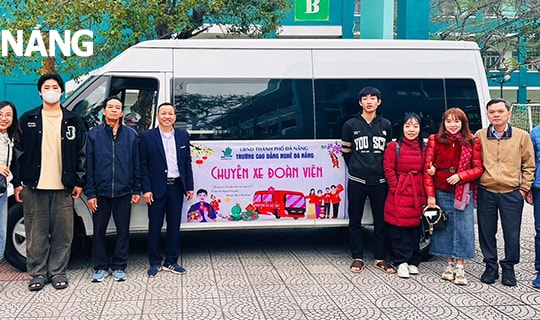 Chuyến xe đoàn viên đưa hàng trăm học sinh, sinh viên và cán bộ viên chức về quê đón Tết