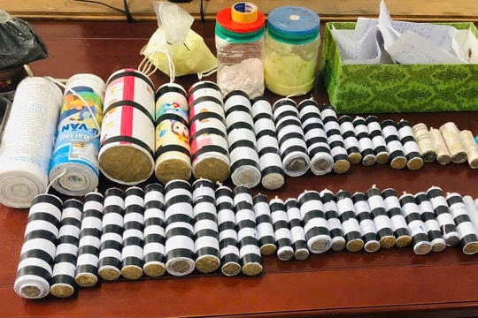 Học sinh ở Thăng Bình tự nguyện giao nộp 53 viên pháo tự chế