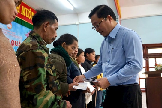 Chủ tịch Ủy ban MTTQ Việt Nam tỉnh Lê Trí Thanh tặng quà tết hộ nghèo xã Trà Mai