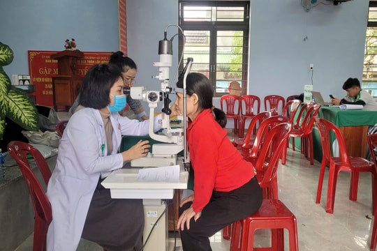 Bệnh viện Mắt Sài Gòn Sông Hàn khám mắt miễn phí cho người cao tuổi xã Quế Lộc