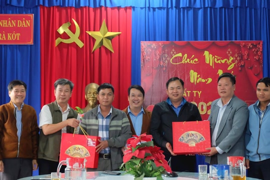 Báo Quảng Nam thăm, chúc tết xã kết nghĩa Trà Kót