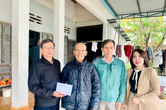 Thường trực HĐND huyện Duy Xuyên tặng quà gia đình chính sách khó khăn