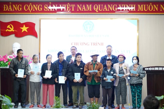 Lãnh đạo Bảo hiểm Xã hội Việt Nam thăm, tặng quà tết cho bệnh nhân khó khăn