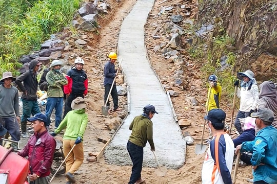 Thanh niên Tr’Hy giúp dân làm đường