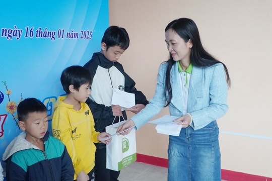 HTX nhàu Best One trao quà tết cho người già, trẻ em phường An Phú