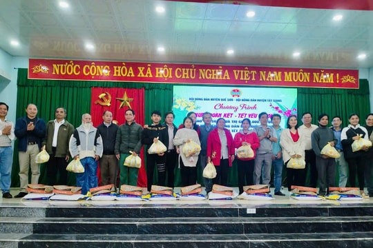 Huyện Quế Sơn thăm, tặng quà cho hội viên nông dân xã Bha Lêê