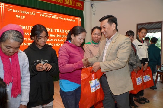 Bảo hiểm xã hội tỉnh thăm, tặng quà tết tại xã Tư