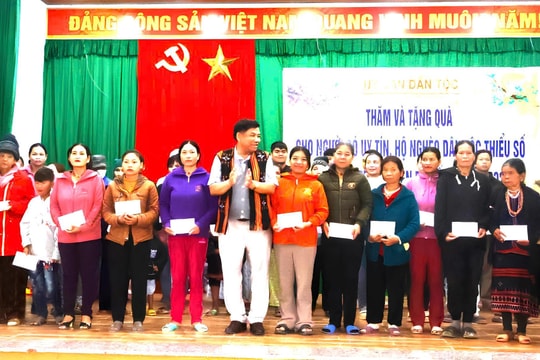 Thứ trưởng, Phó Chủ nhiệm Ủy ban Dân tộc Y Thông tặng quà tết tại huyện Đông Giang